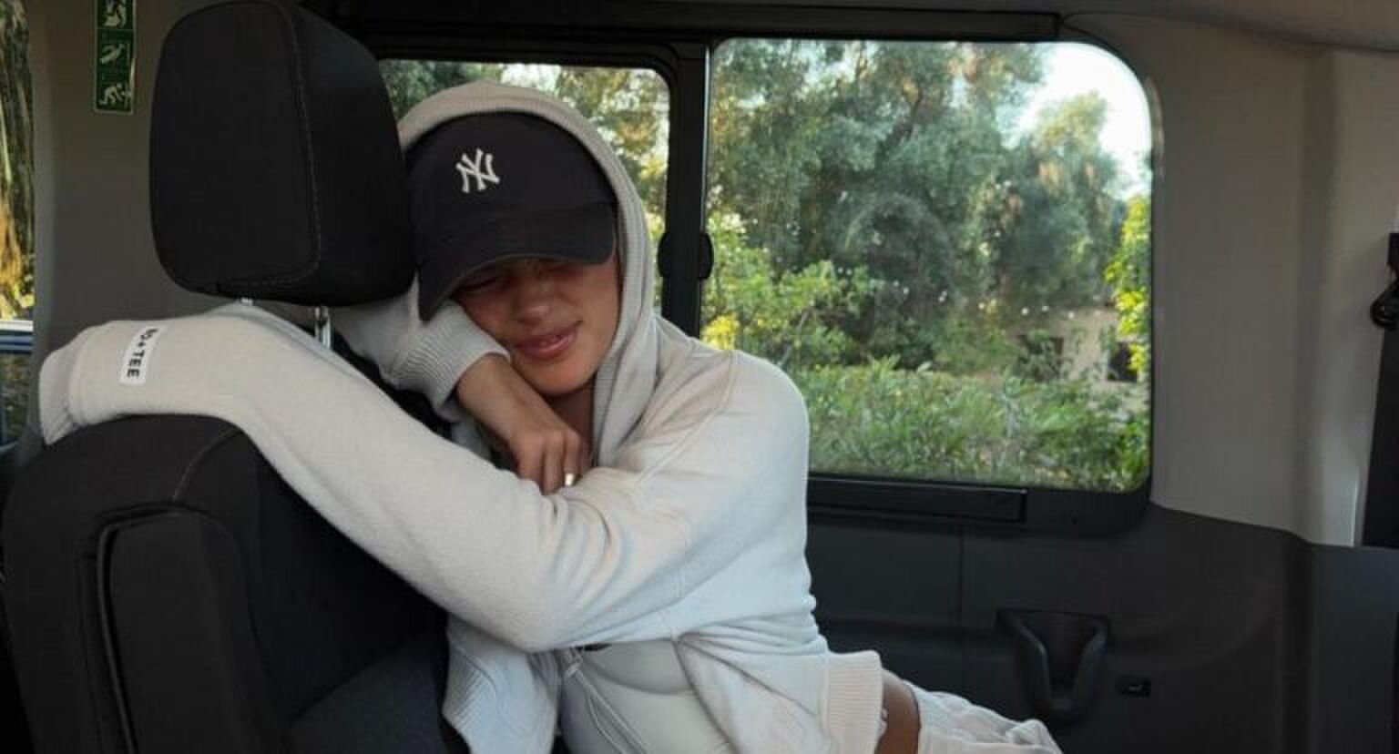 Een meisje zit in de auto.