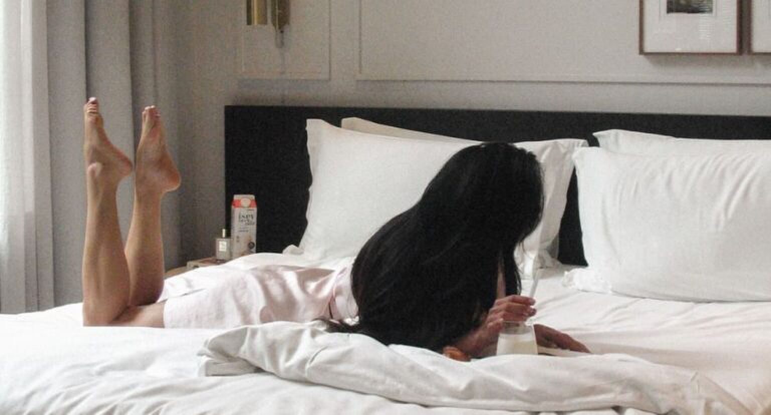 Anna Nooshin ligt op haar bed.