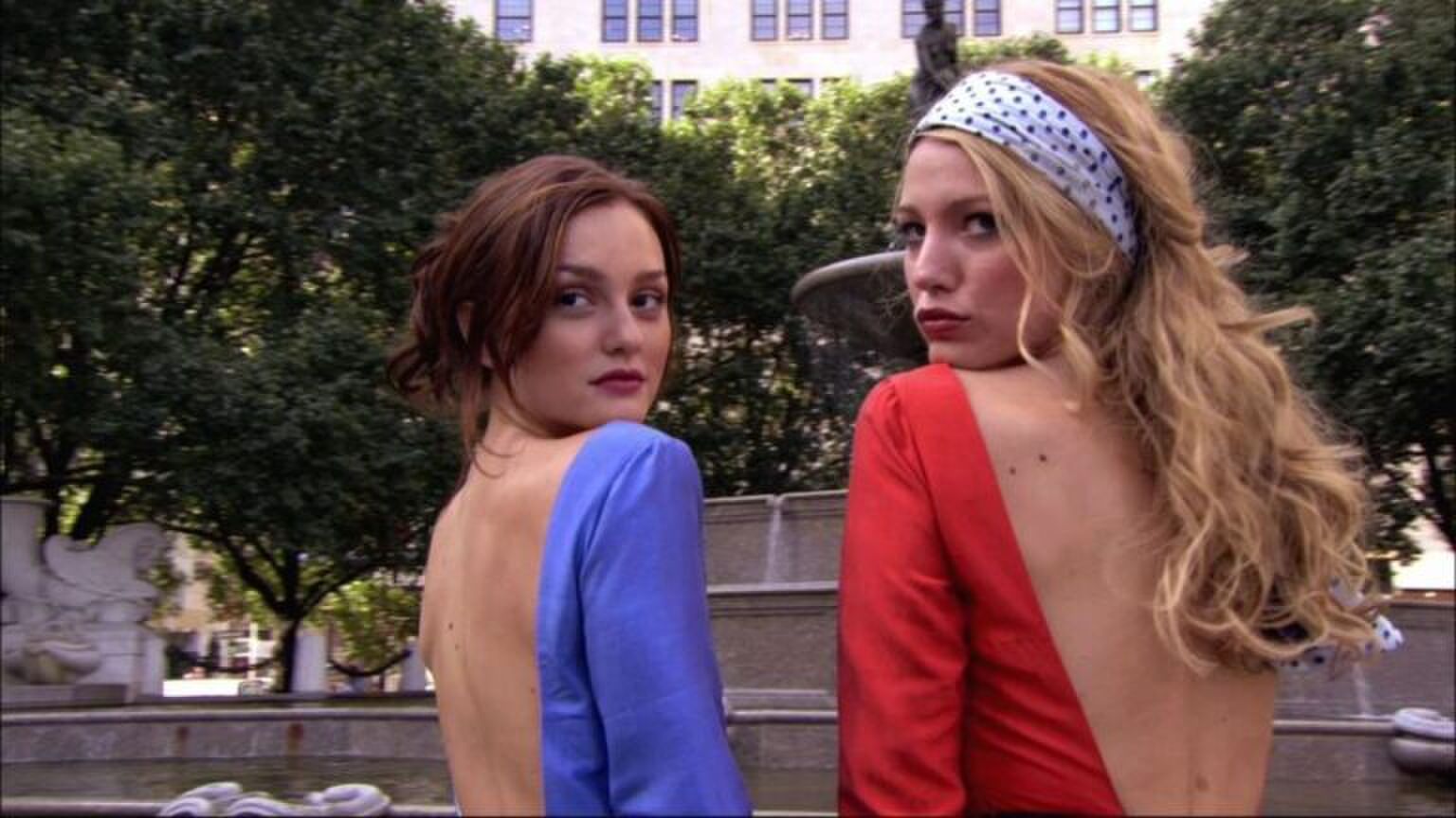Blair en Serena uit Gossip Girl lachen naar de camera.