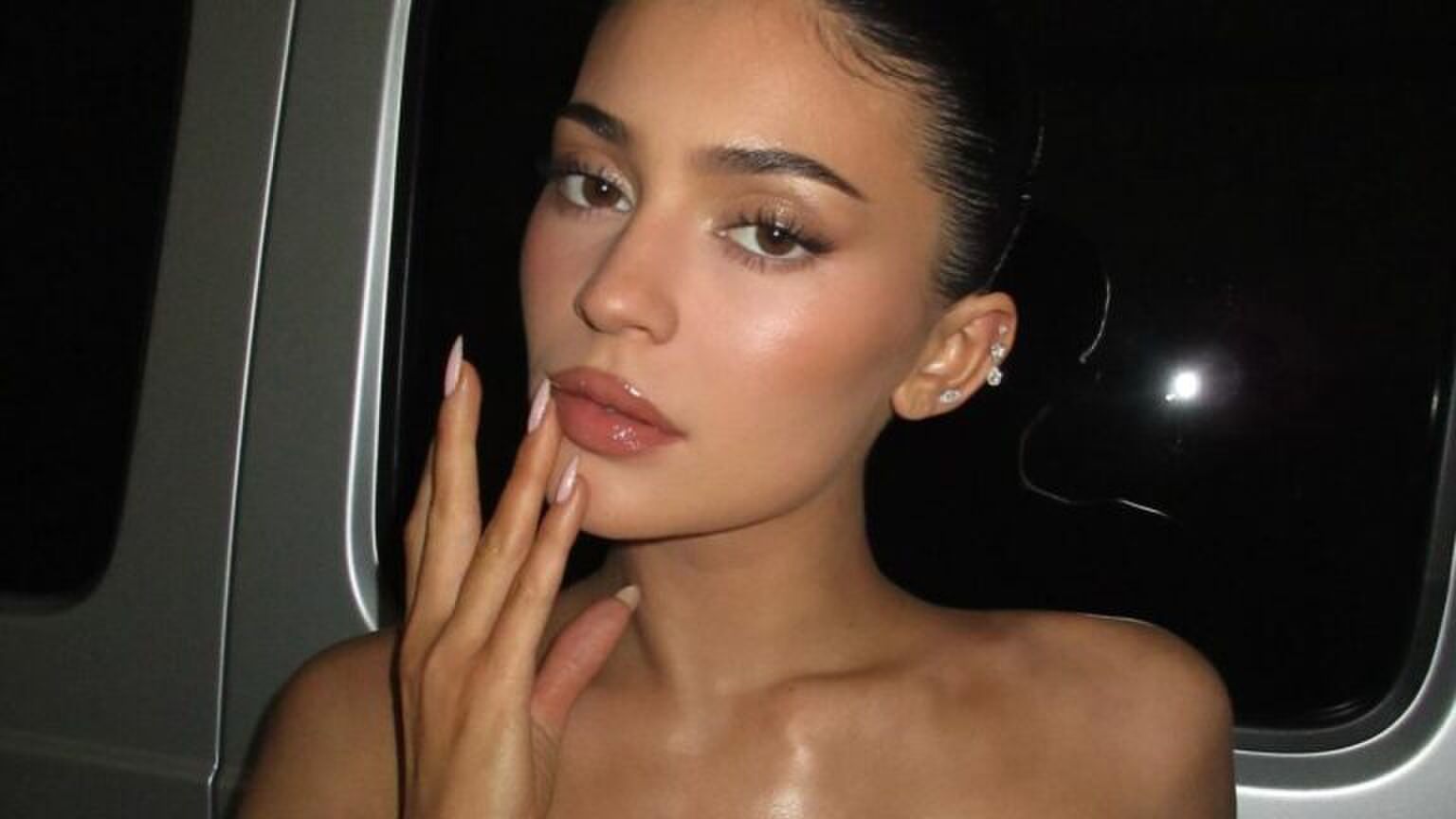 Kylie Jenner die in een auto zit.