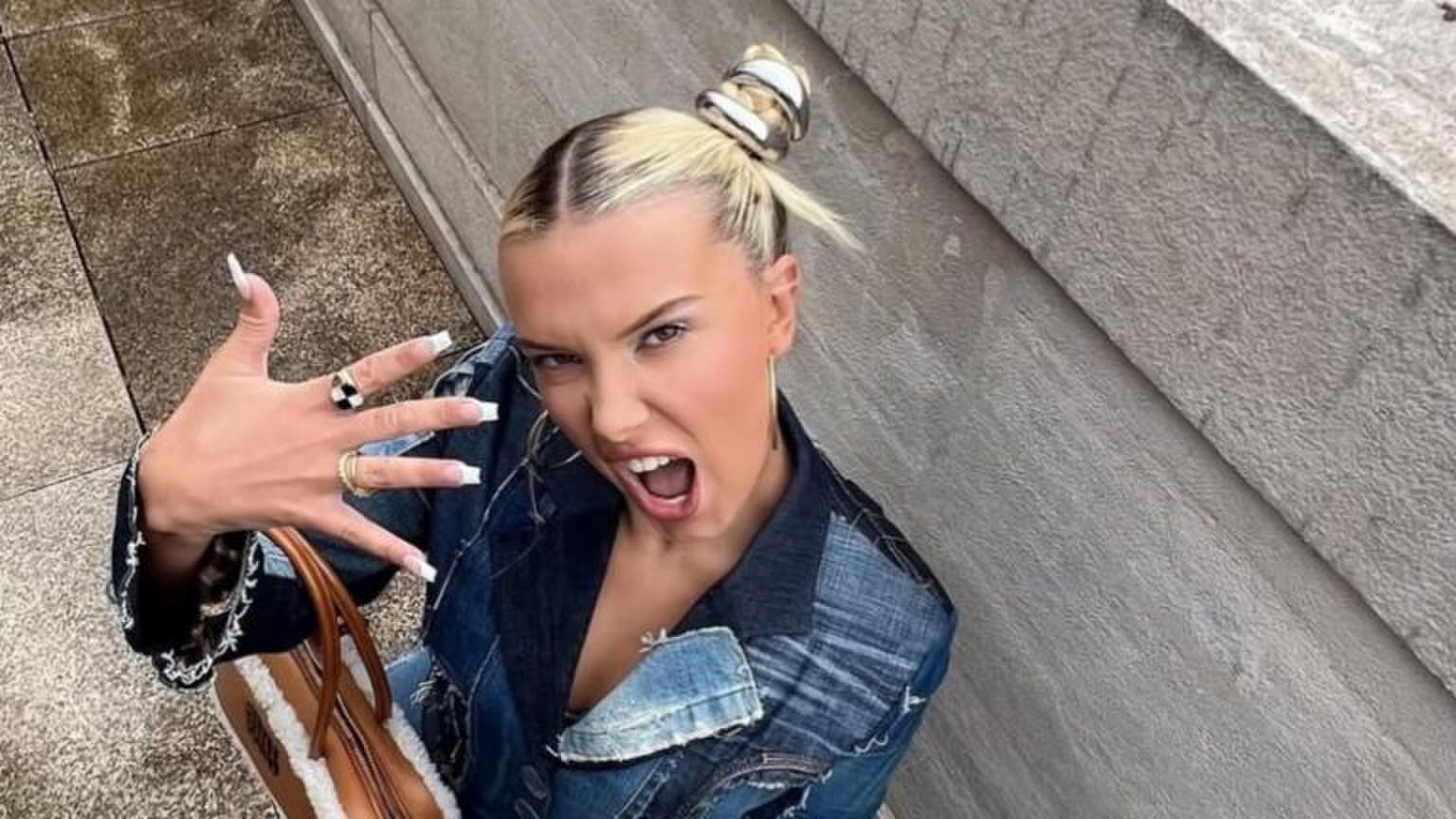 Millie Bobbi Brown met hair hardware accessoires.