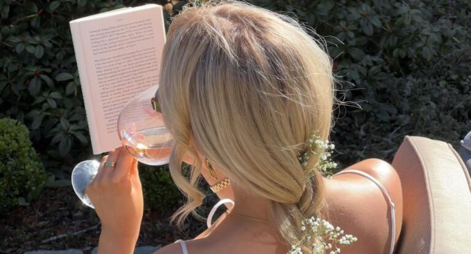 Een vrouw leest een boek.