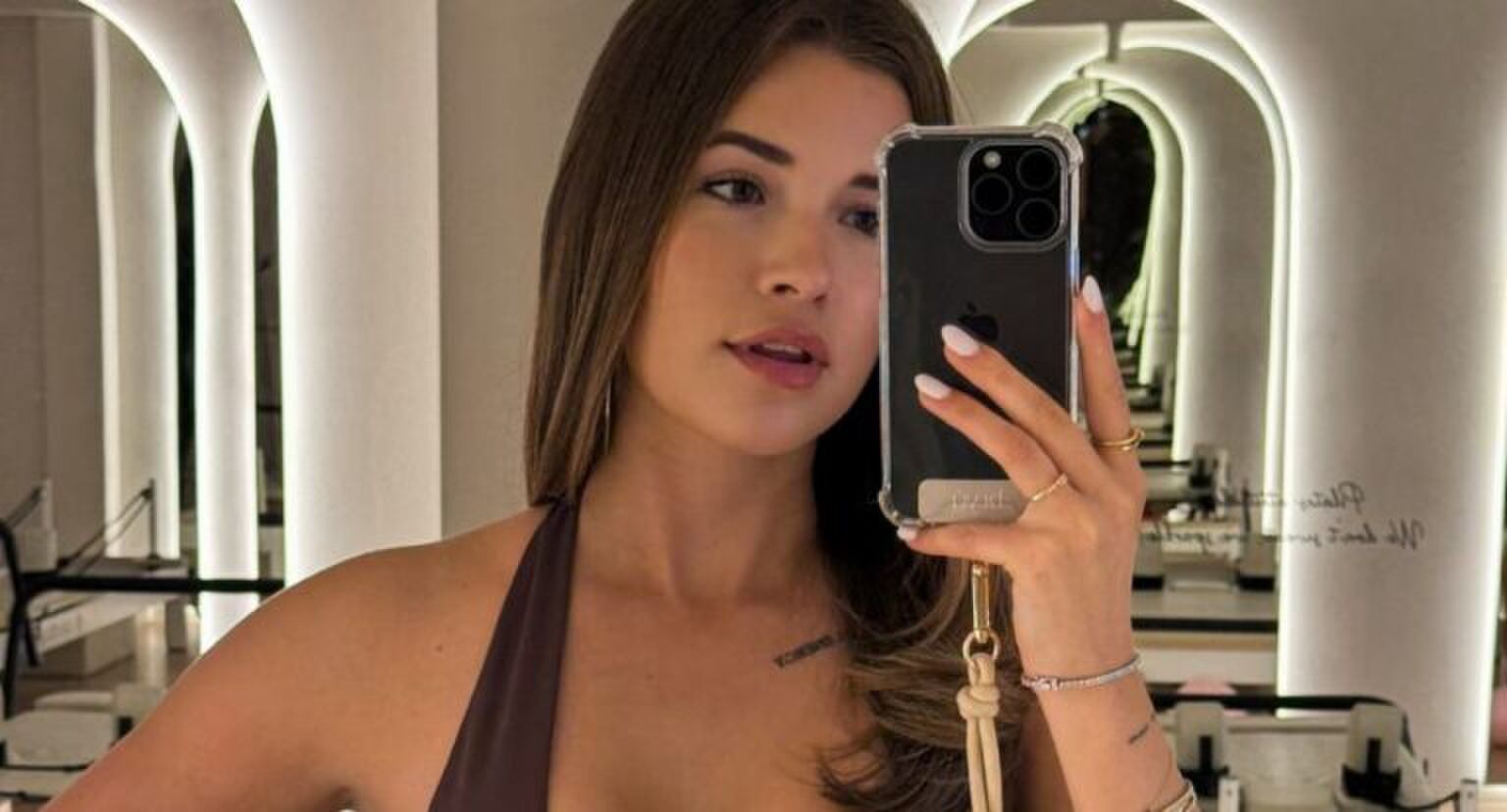 Spiegelselfie van meisje in de sportschool.