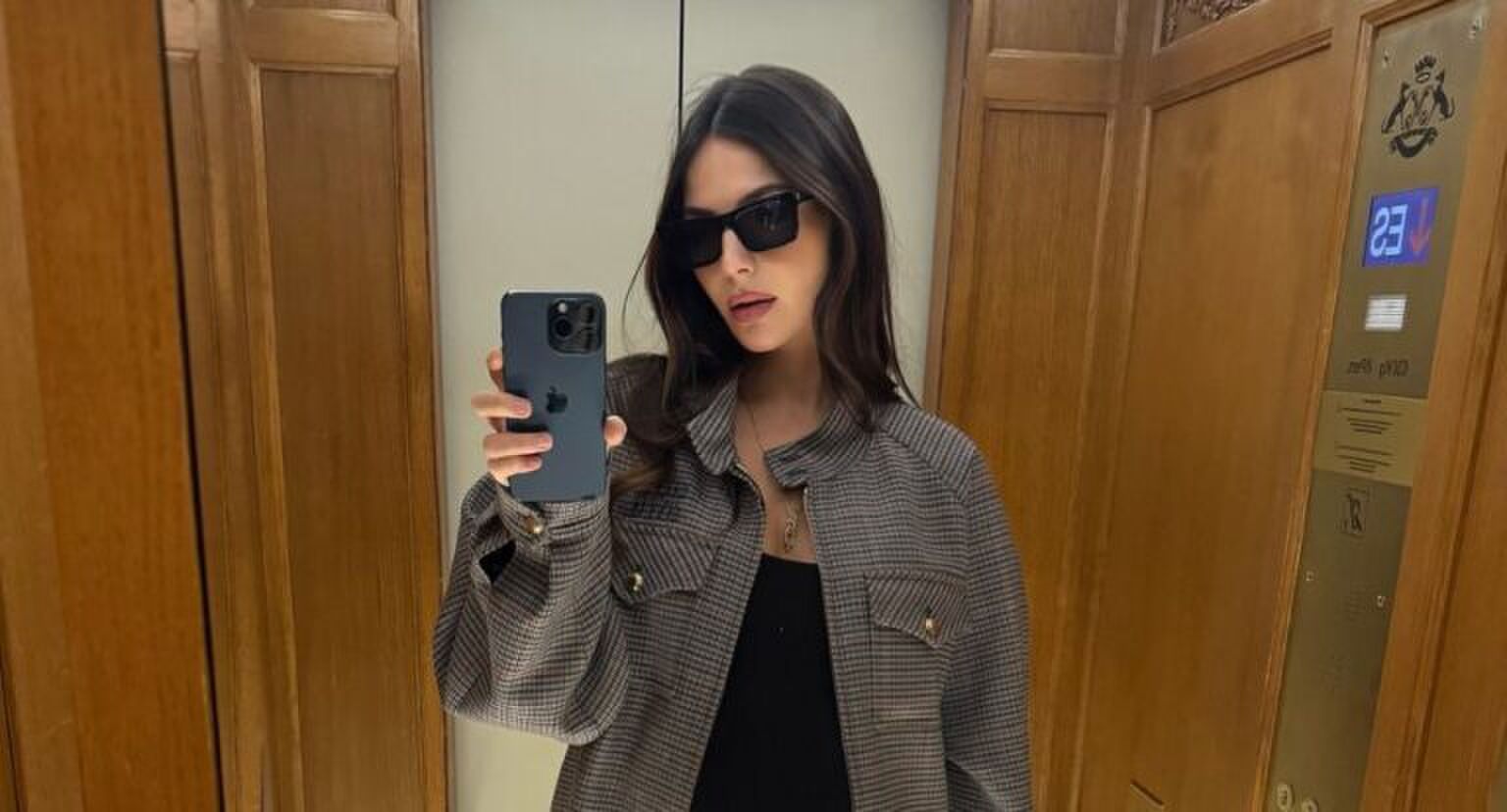 Kelly Piquet in de lift.