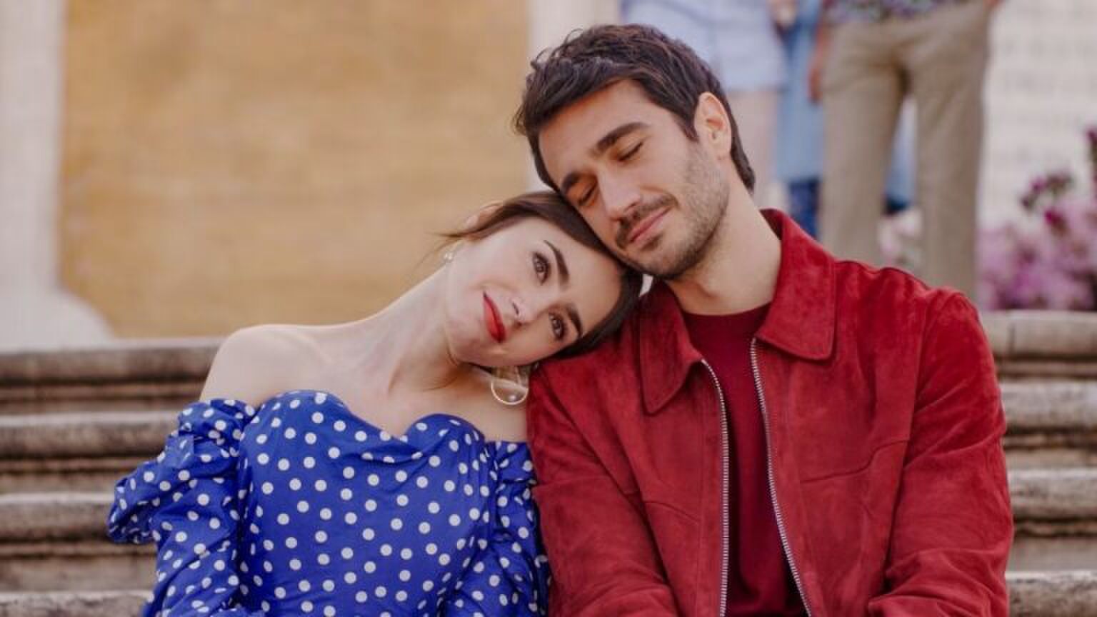 Een vrouw legt haar hoofd op de schouder van haar vriend.