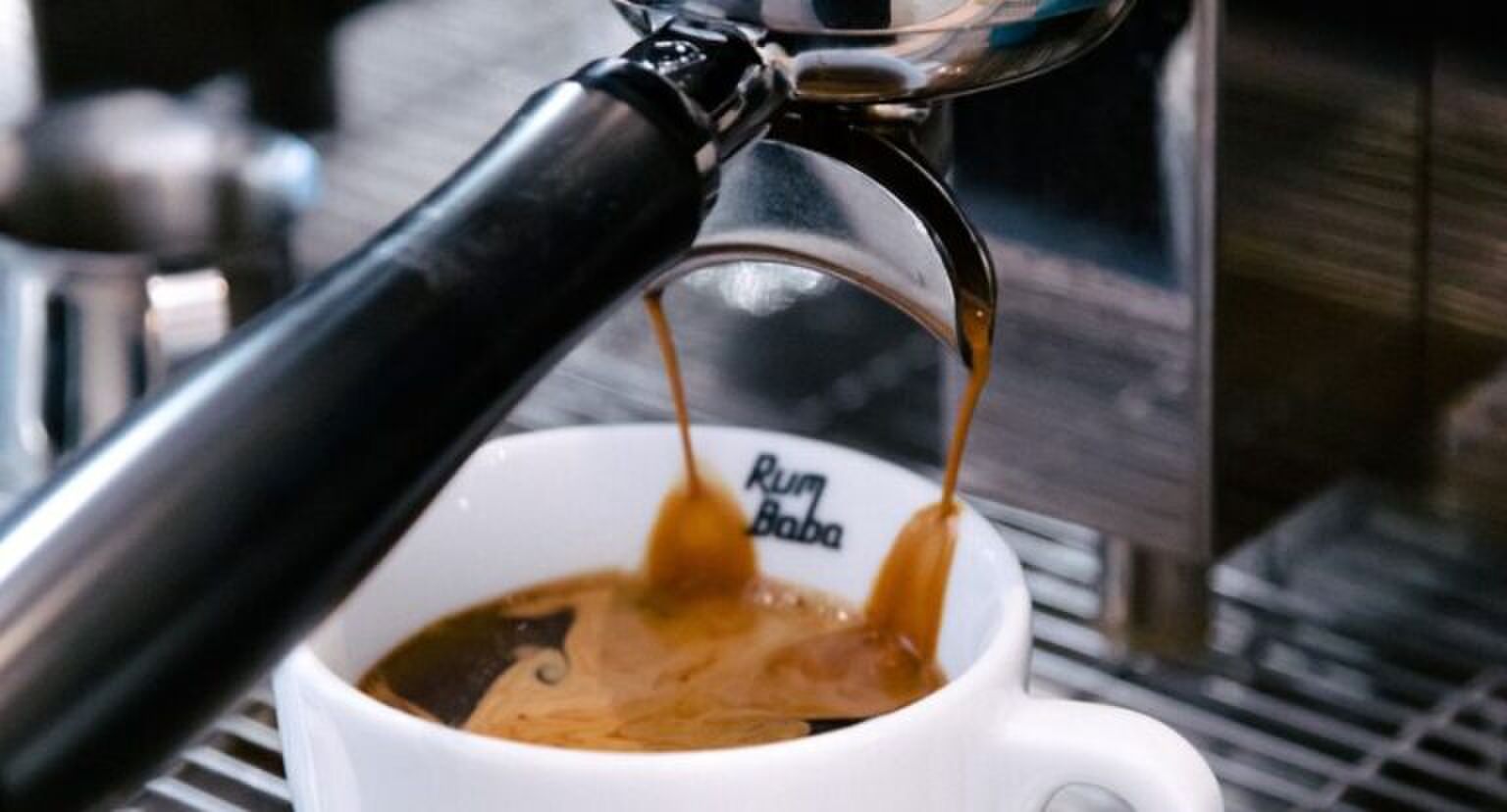 Koffie wordt gezet door een koffiezetapparaat.