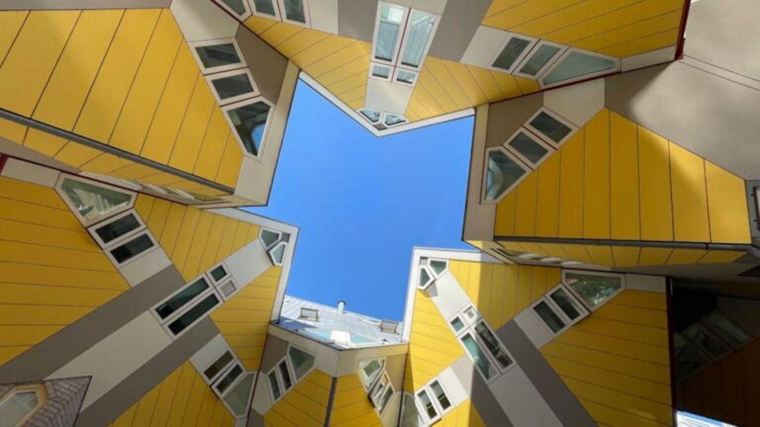 De kubuswoningen in Rotterdam van onder gefotografeerd.