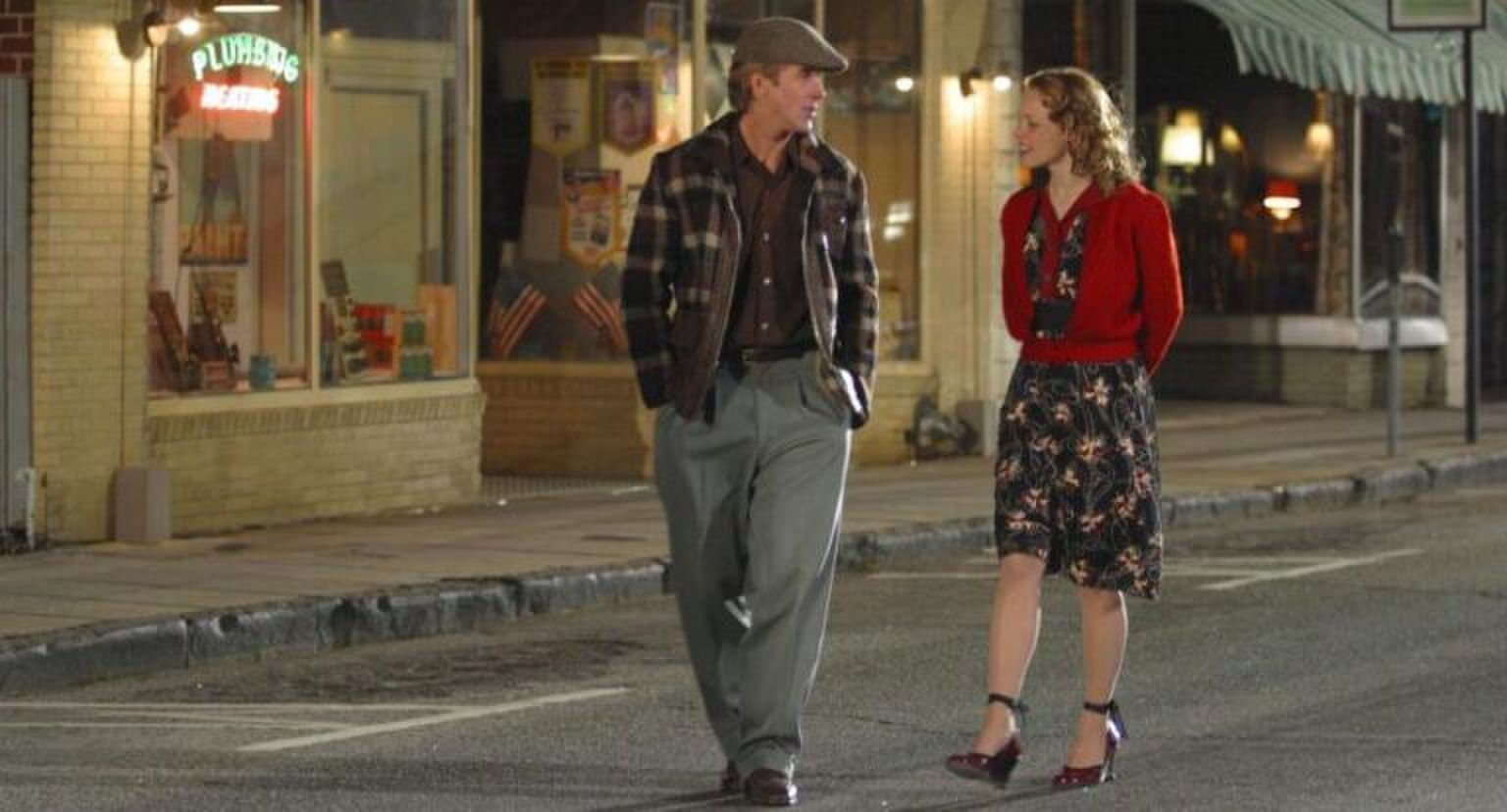 Man en vrouw lopen over straat.