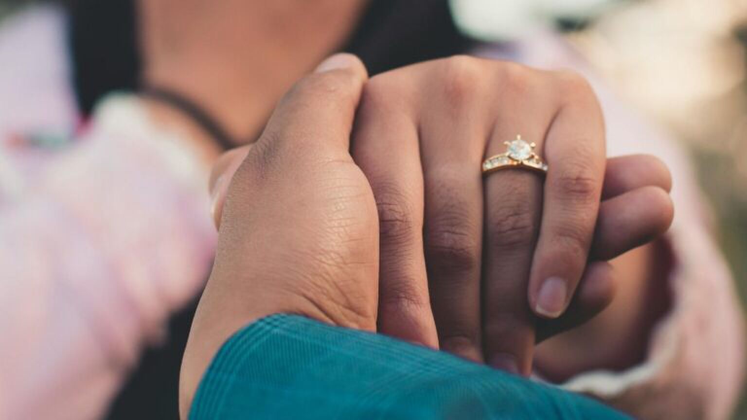 Hand met een trouwring.