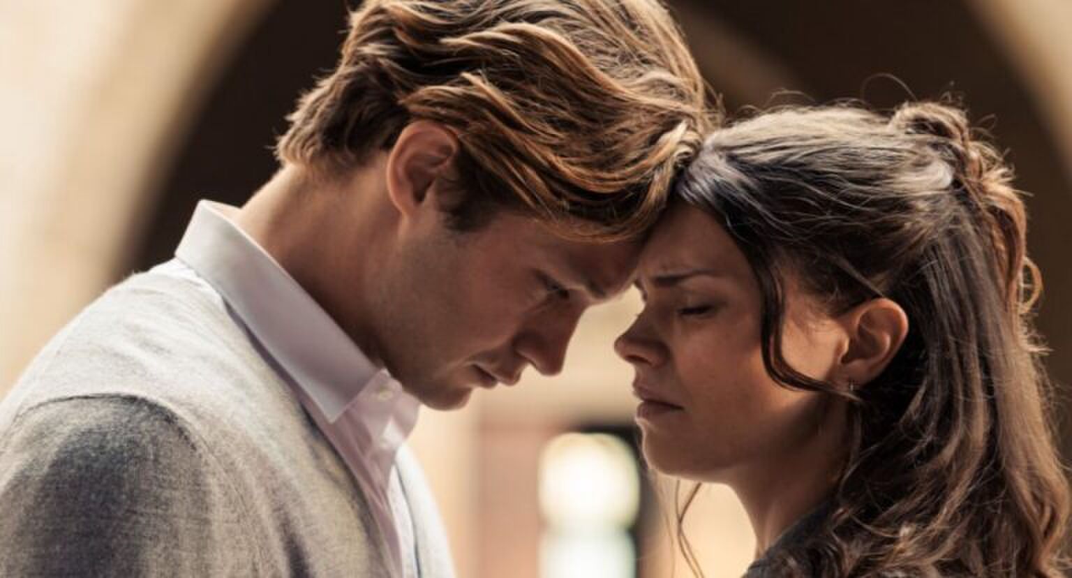 Ruby en James staan tegenover elkaar.