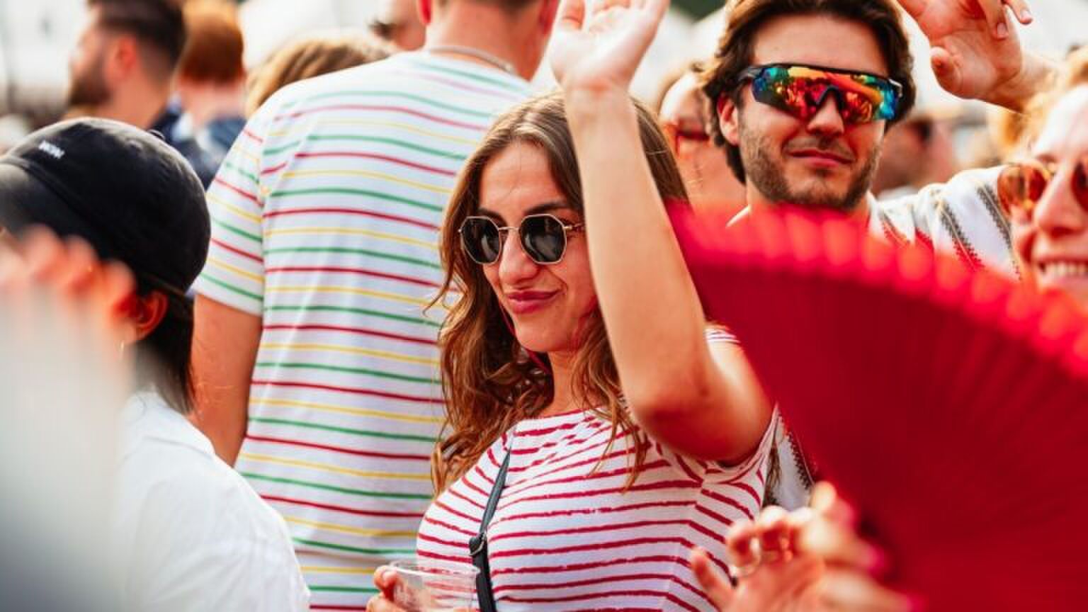 Een jonge vrouw danst op Mystic Garden.
