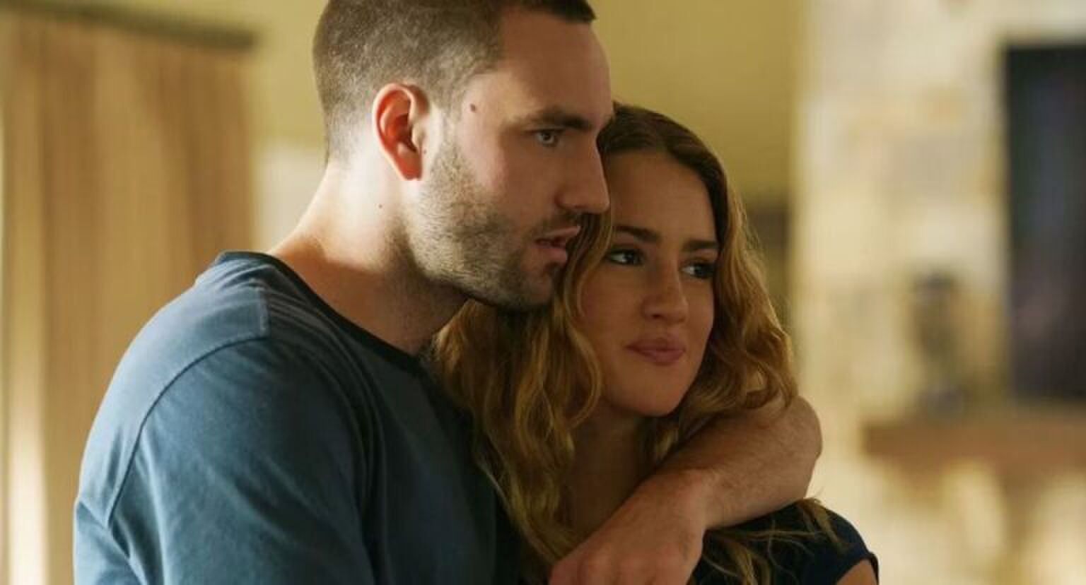 Een koppel in een omhelzing.