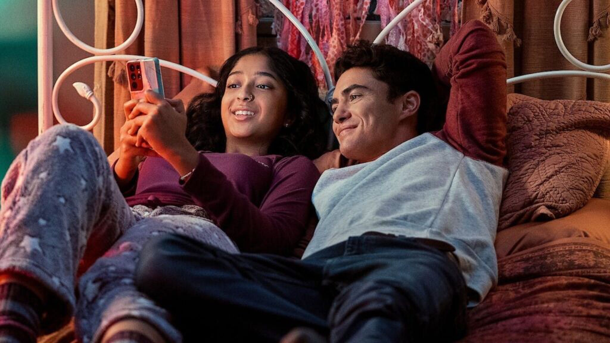 Sc&egrave;ne uit Never Have I Ever waar Devi en Paxton naast elkaar in bed liggen.