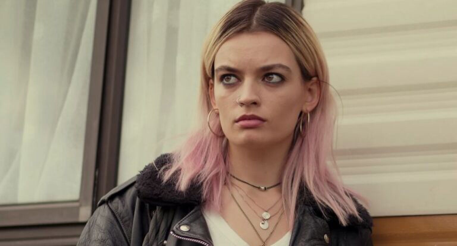 Meisje kijkt ge&iuml;rriteerd.