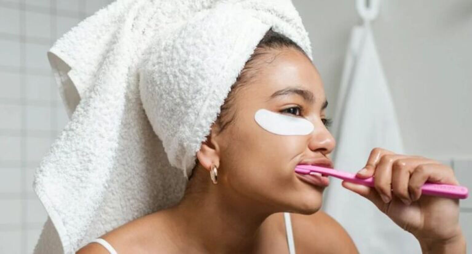 Een meisje die haar tanden aan het poetsen is.