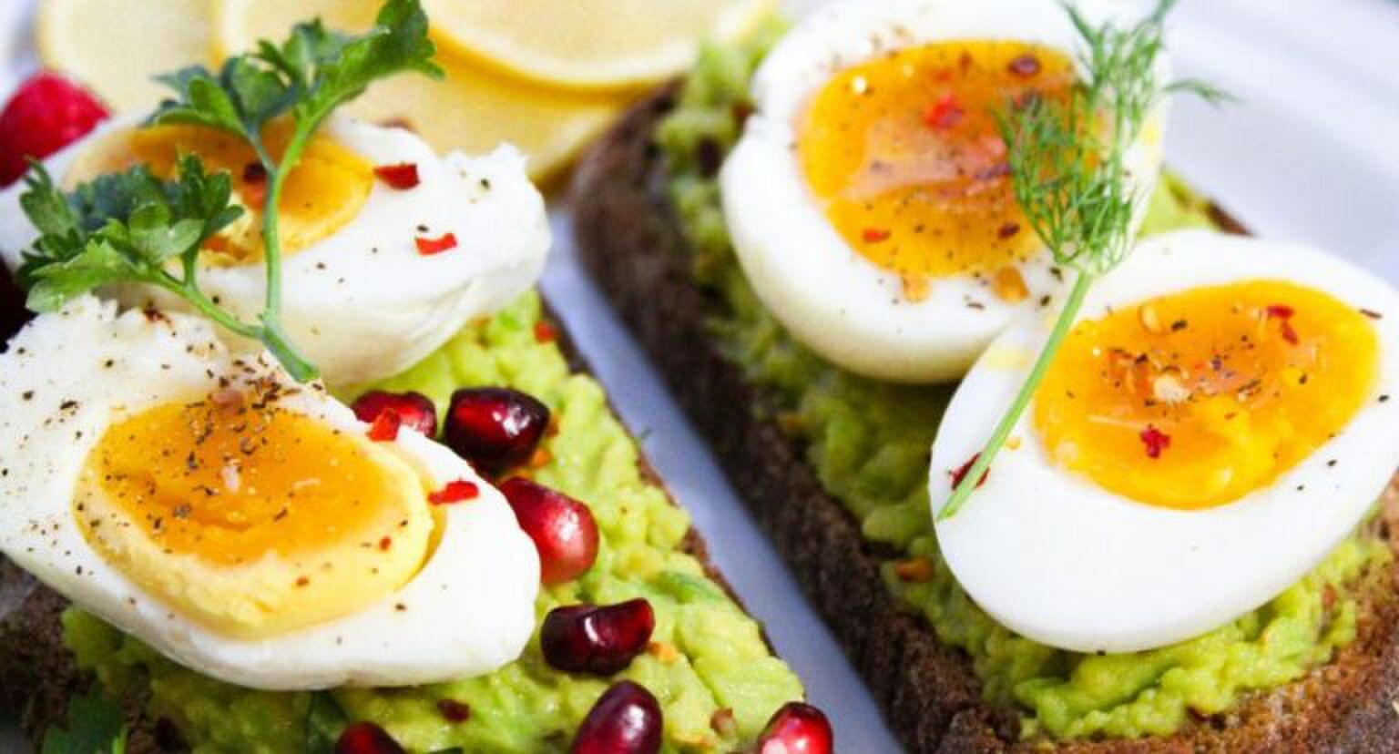 Avocado toast met ei