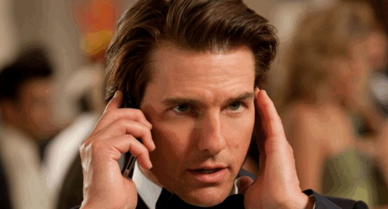 Tom Cruise aan de telefoon.
