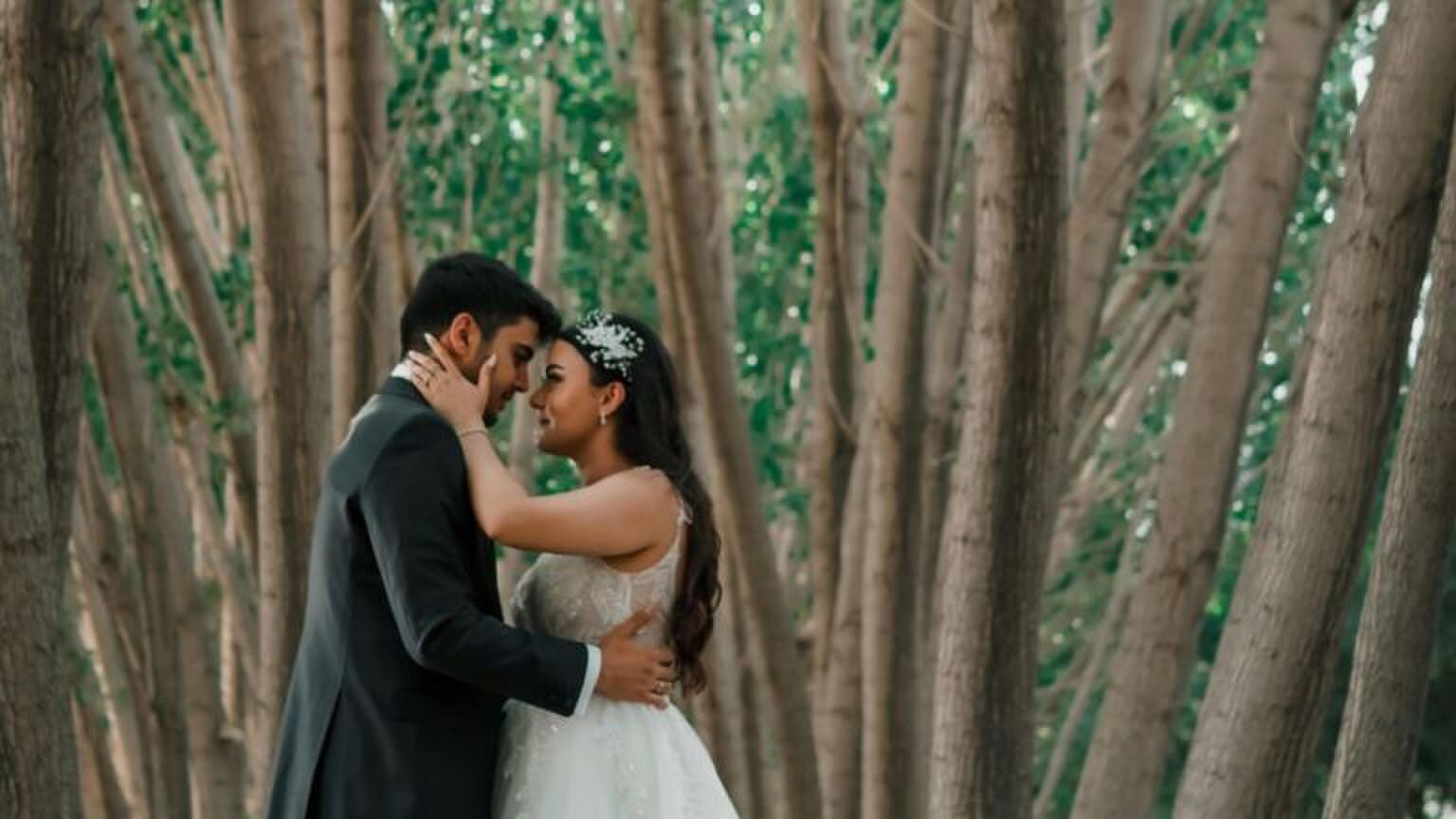 Een man en een vrouw staan op het punt te trouwen.