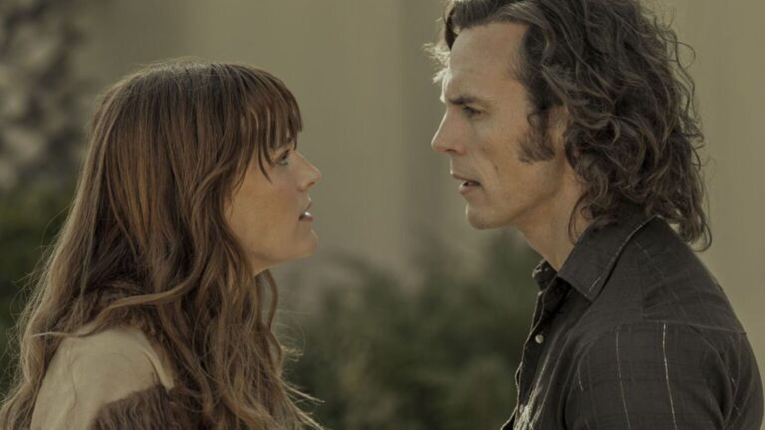 Man en een vrouw staan tegenover elkaar.