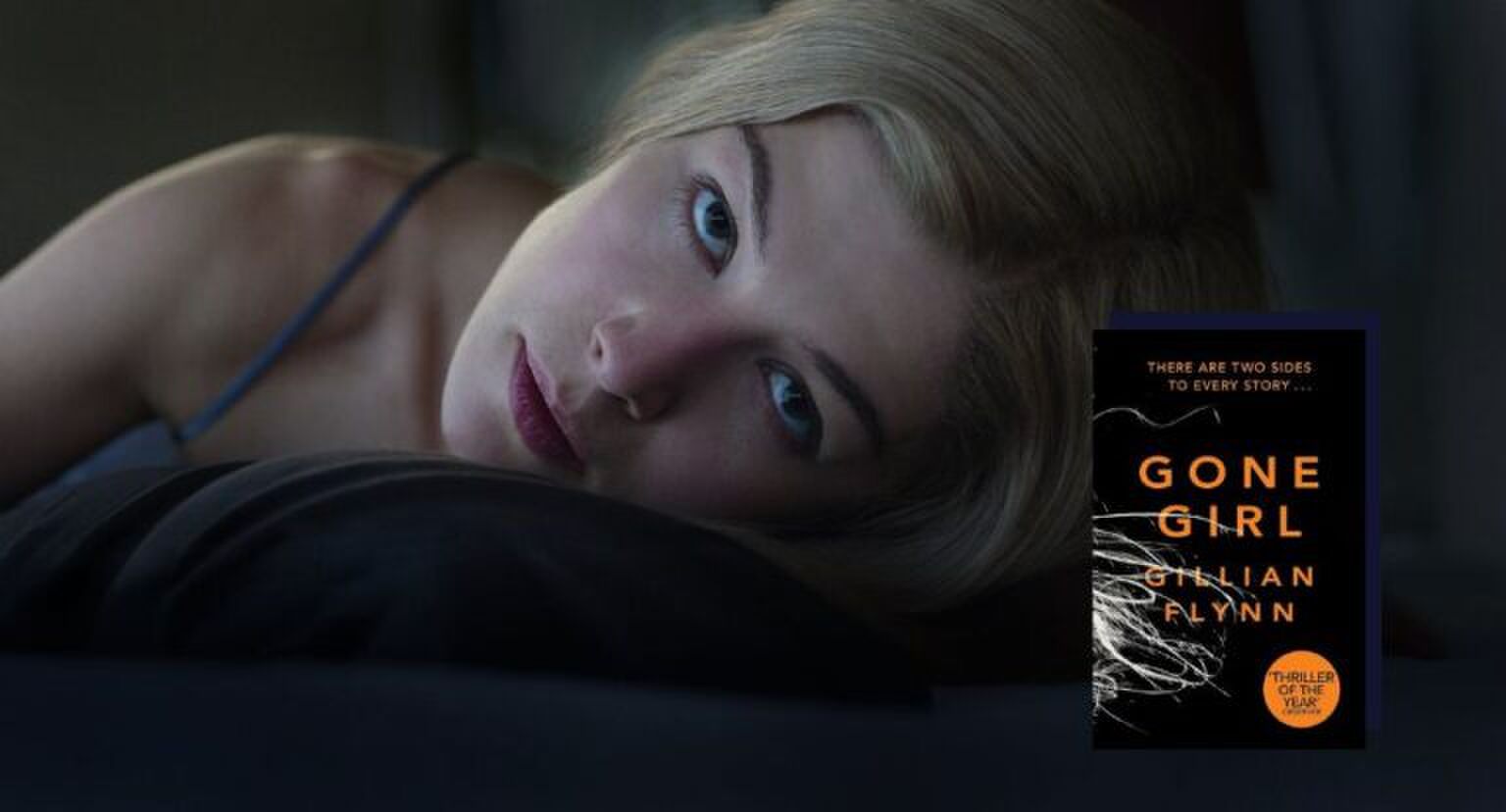 Vrouw kijkt omhoog vanuit een liggende positie.