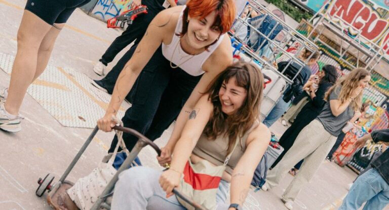 Twee meiden op kleine kinderfietsjes.