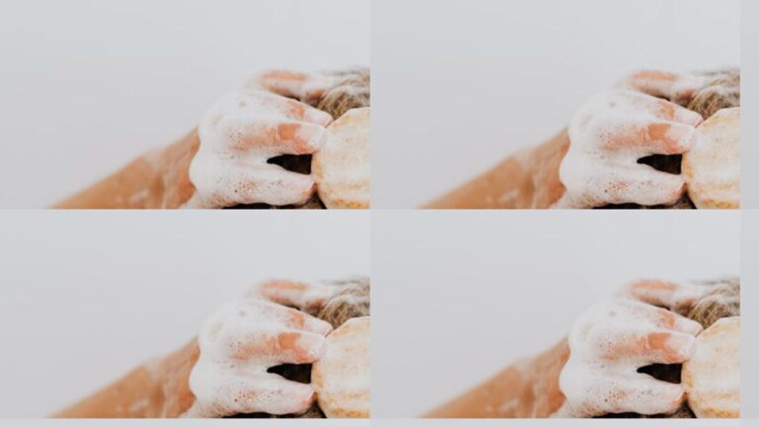 Een vrouw die haar haar aan het wassen is.