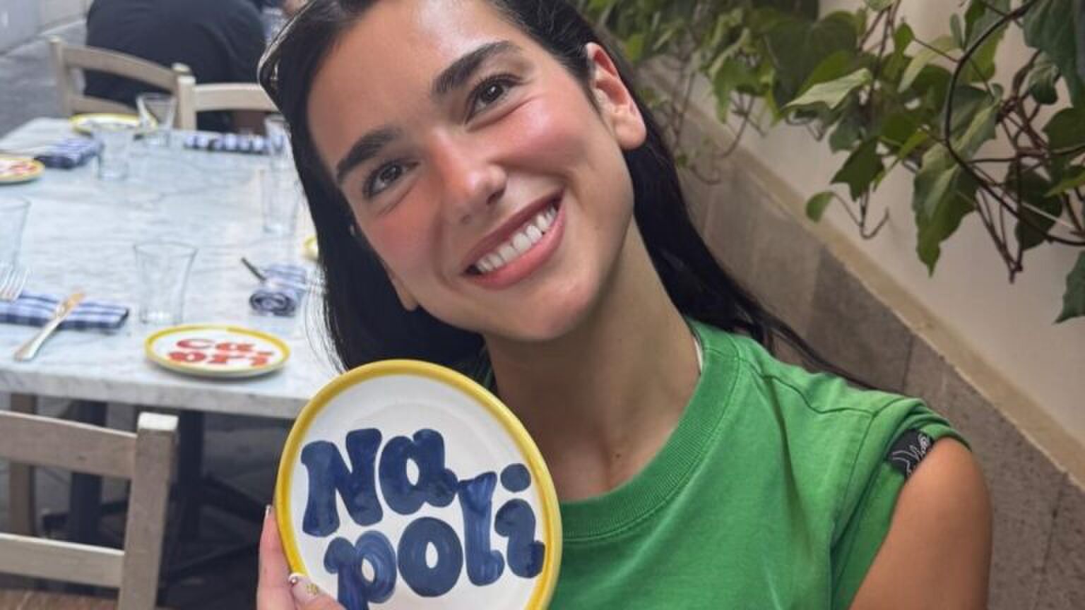 Dua Lipa lacht naar de camera vanuit Italie.