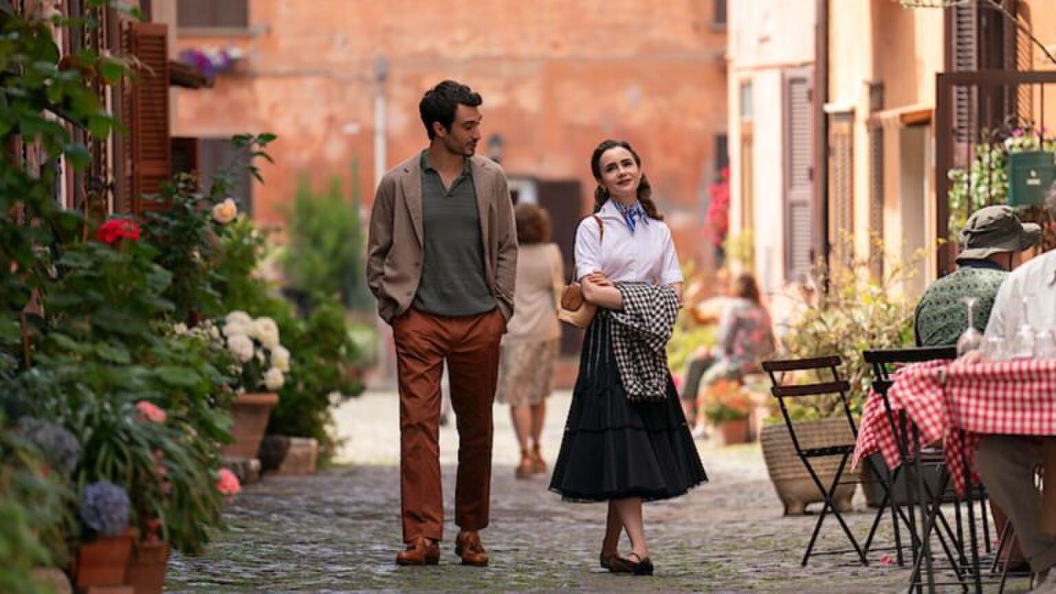 Emily loopt in Rome met Marcello.