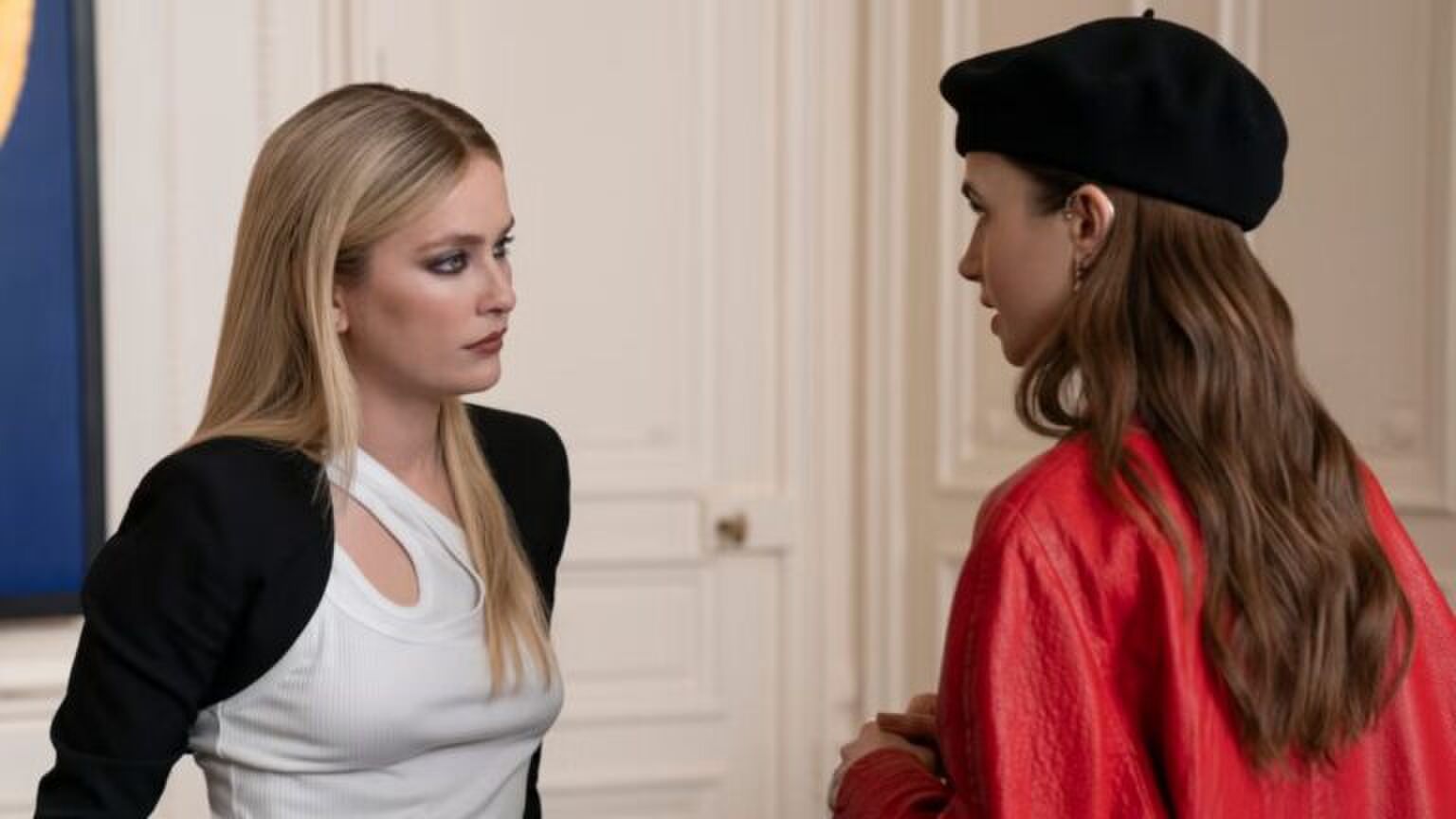 Twee meiden kijken elkaar moeilijk aan in gesprek.