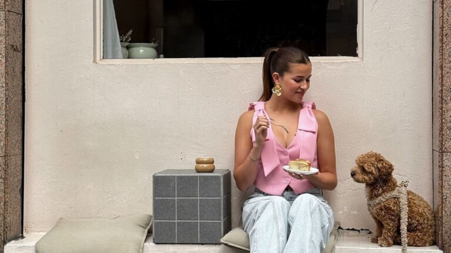 Jade Anna met haar hondje Navy.