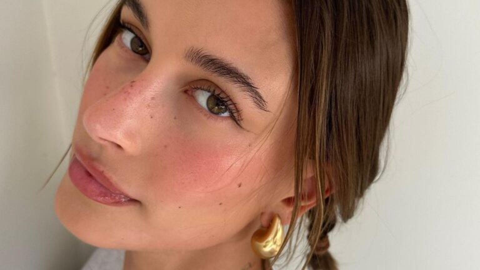 close-up hailey bieber