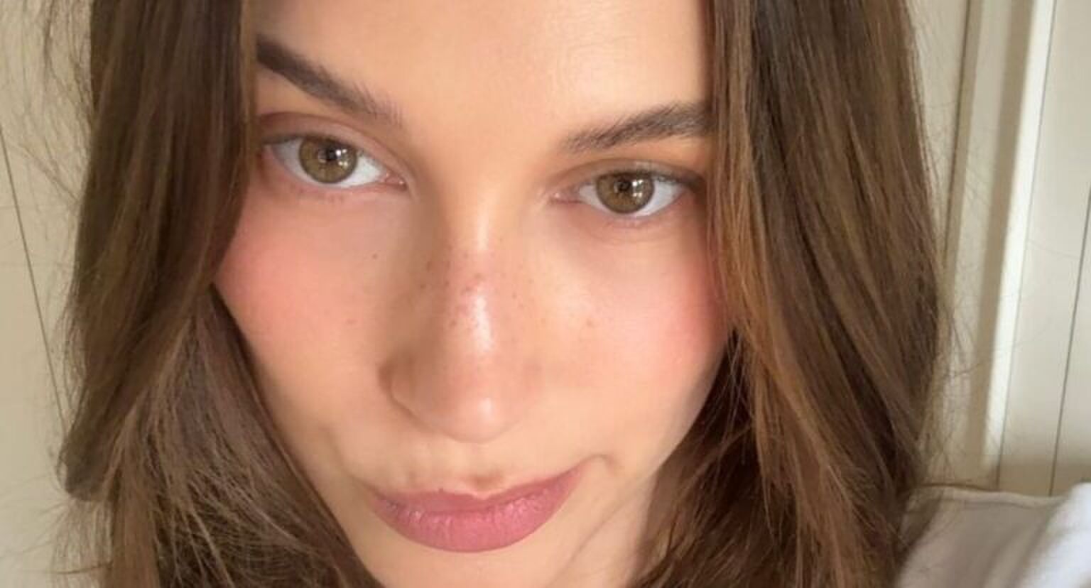 Vrouw maakt een selfie van dichtbij.