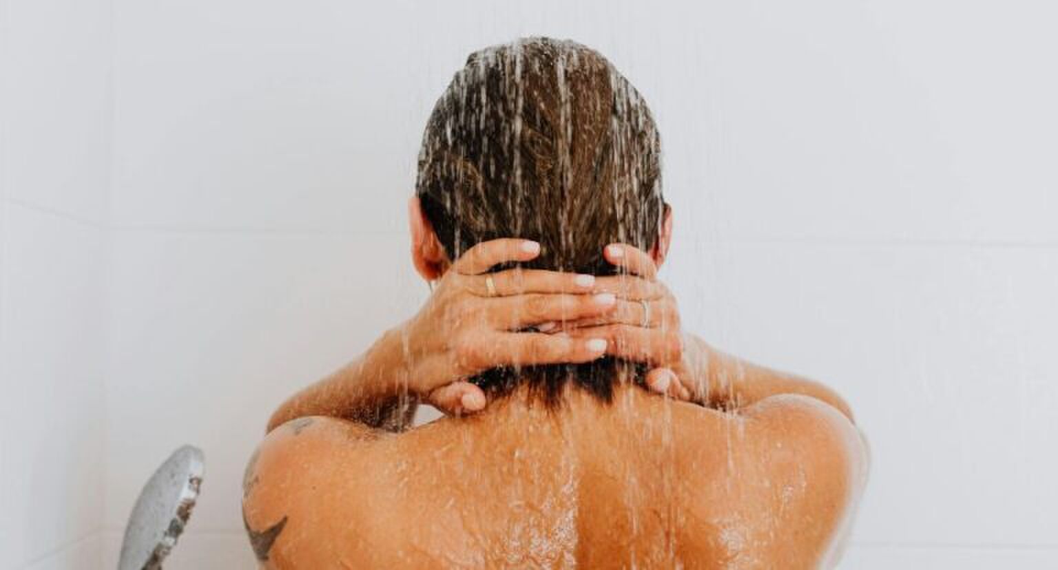 Vrouw wast haar met water.