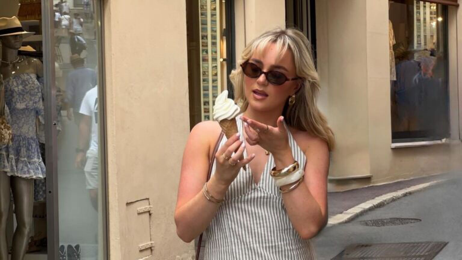 Een jonge vrouw eet een ijsje.