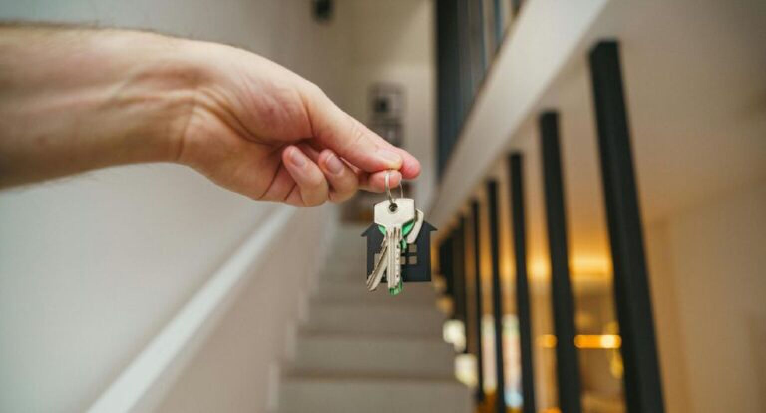 Sleutels van een nieuw huis voor een trap.