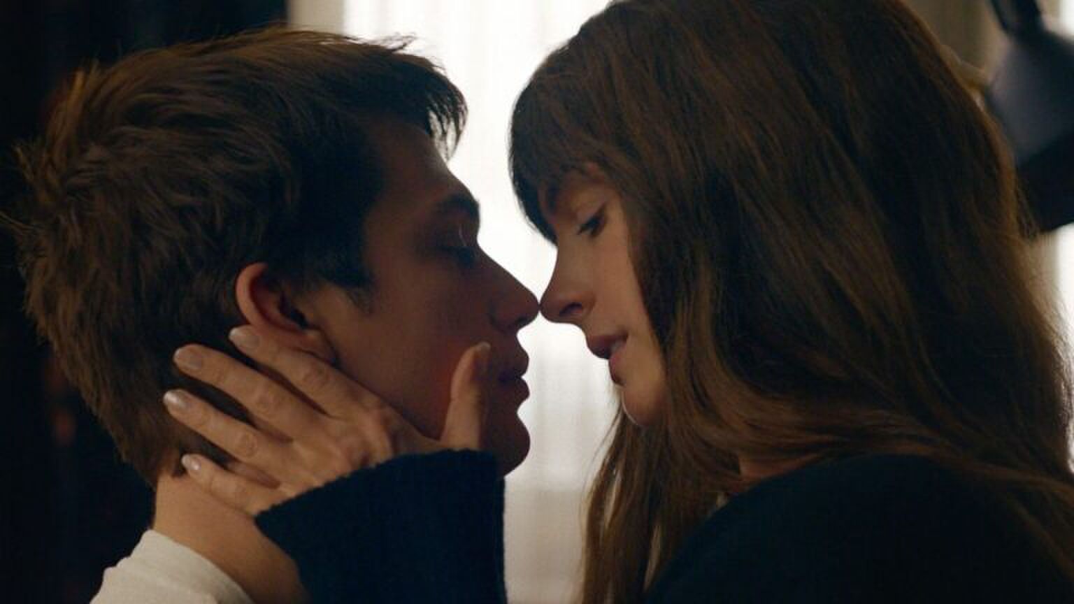 Een koppel met een oudere vrouw en jonge jongen.