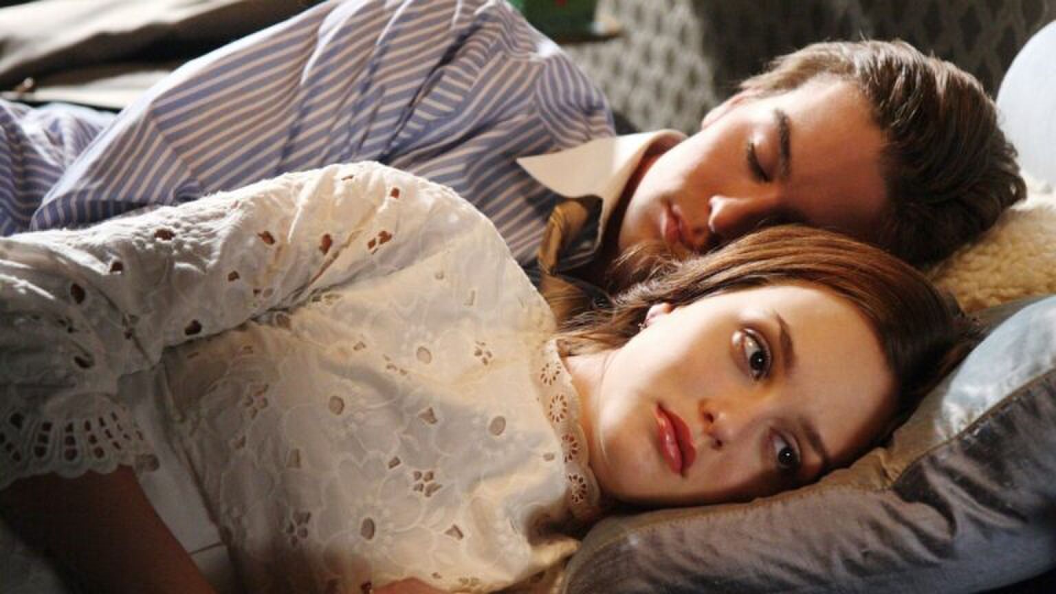 blair en chuck liggen op bed