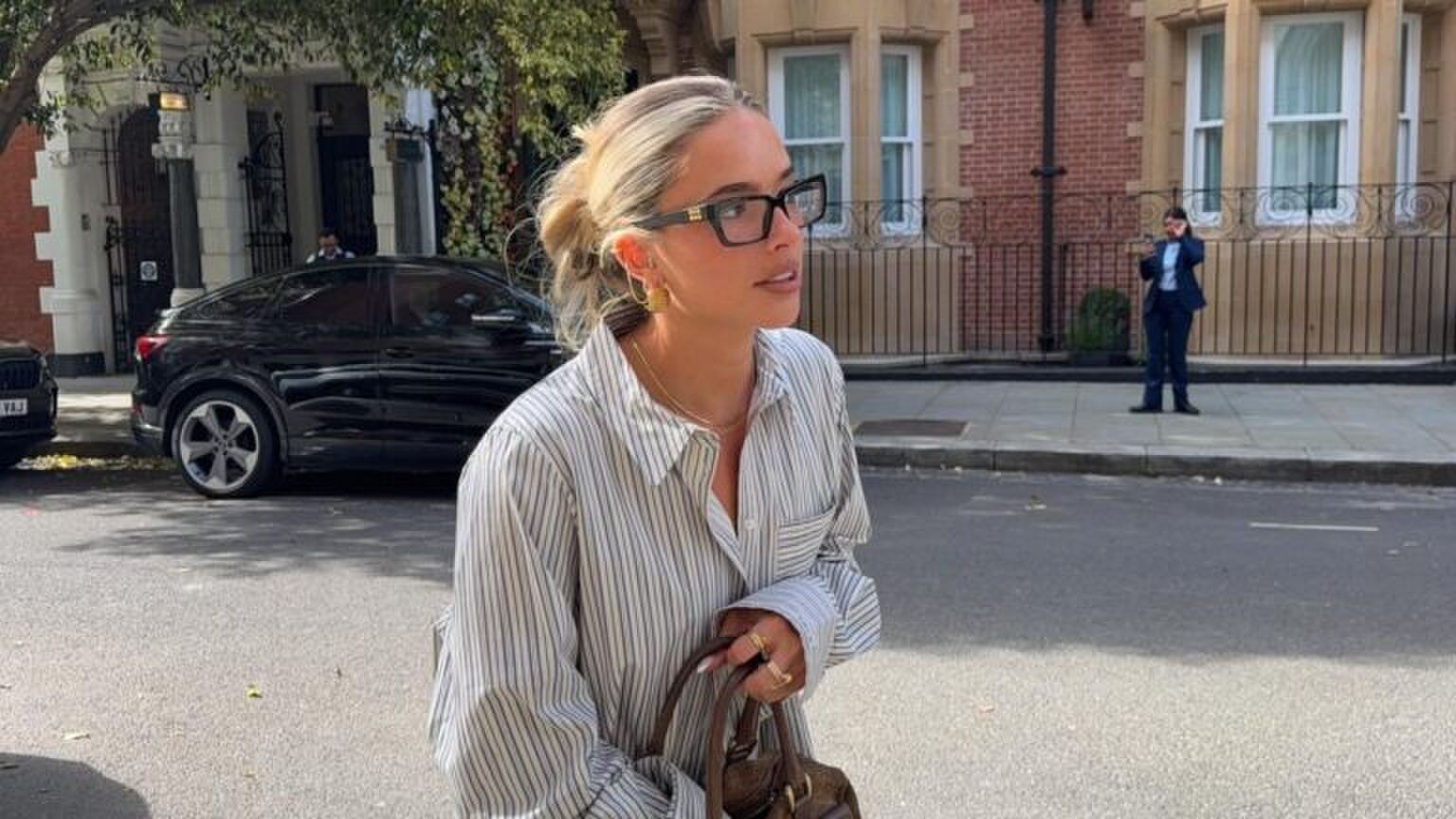 Een jonge vrouw loopt op straat.