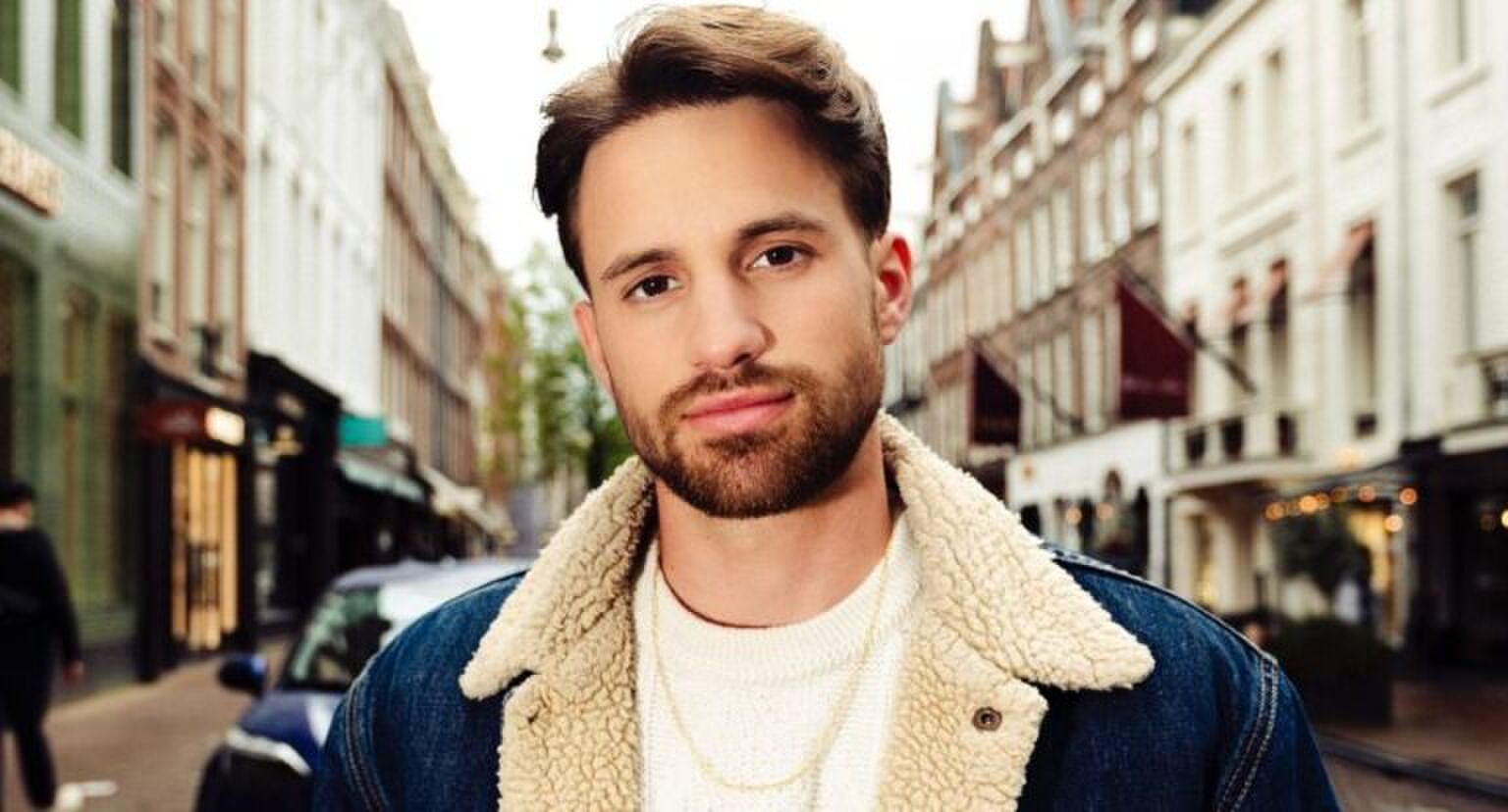 Man staart zwoel in camera.