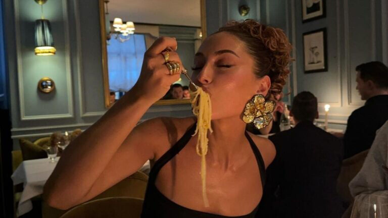 Een vrouw die spaghetti eet.