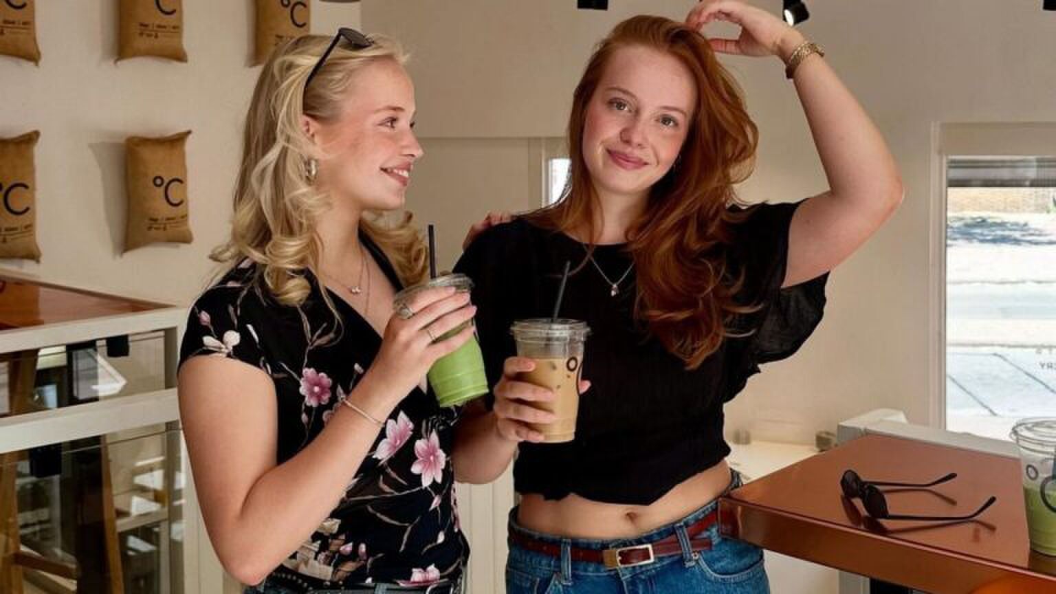 Frederique en Phileine van Sprang die matcha en ijskoffie drinken.
