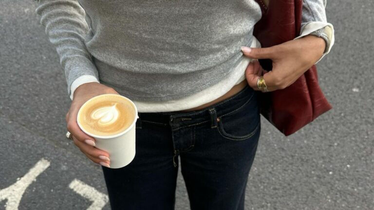 Een vrouw die koffie vasthoudt.