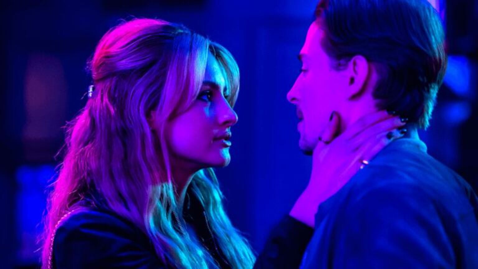 Een man en vrouw kijken elkaar aan.