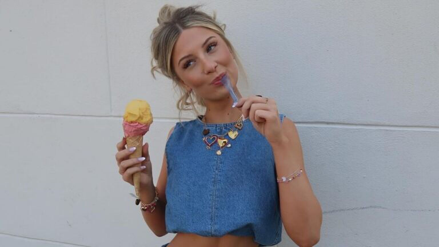 Manou Juecardoso die een ijsje eet.