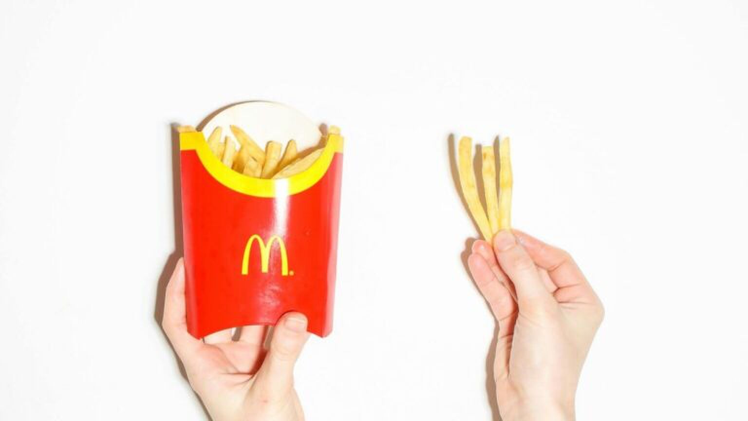 Een bakje friet van de McDonald's.