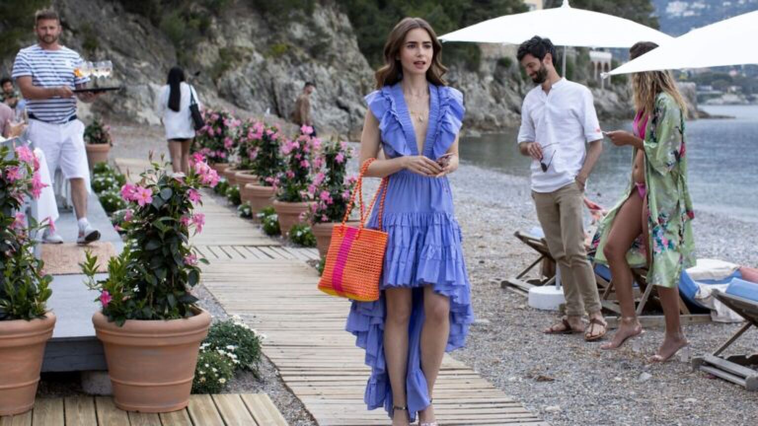 Een jonge vrouw loopt over een strand.