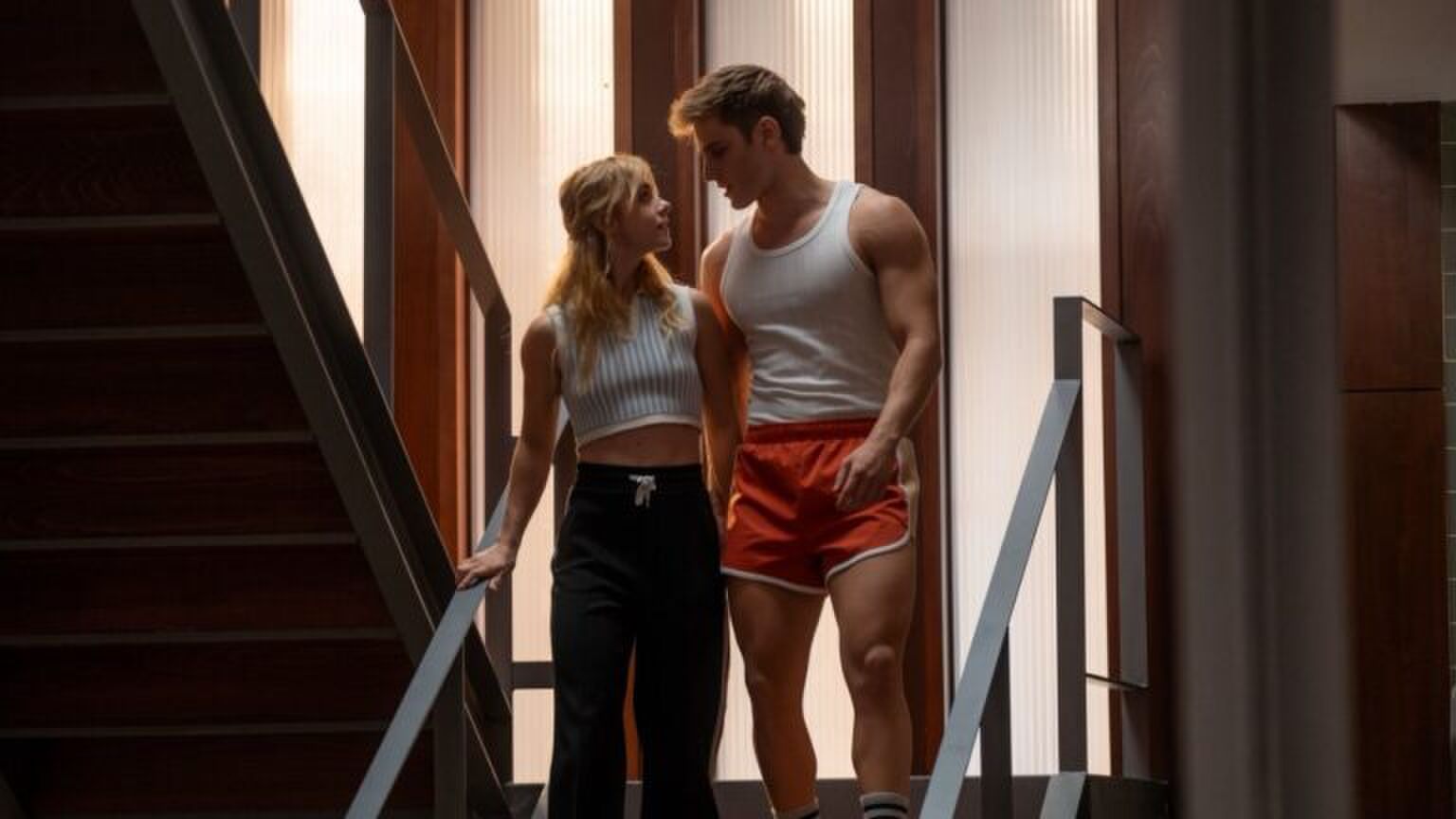 Twee sporters staren elkaar intiem aan.