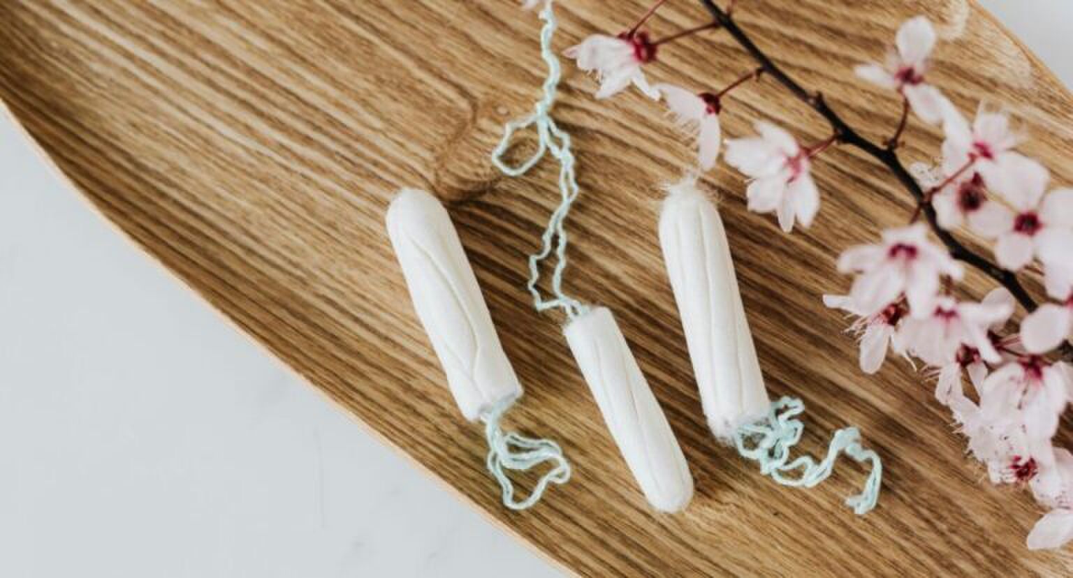 Tampons en bloemen op een plankje.