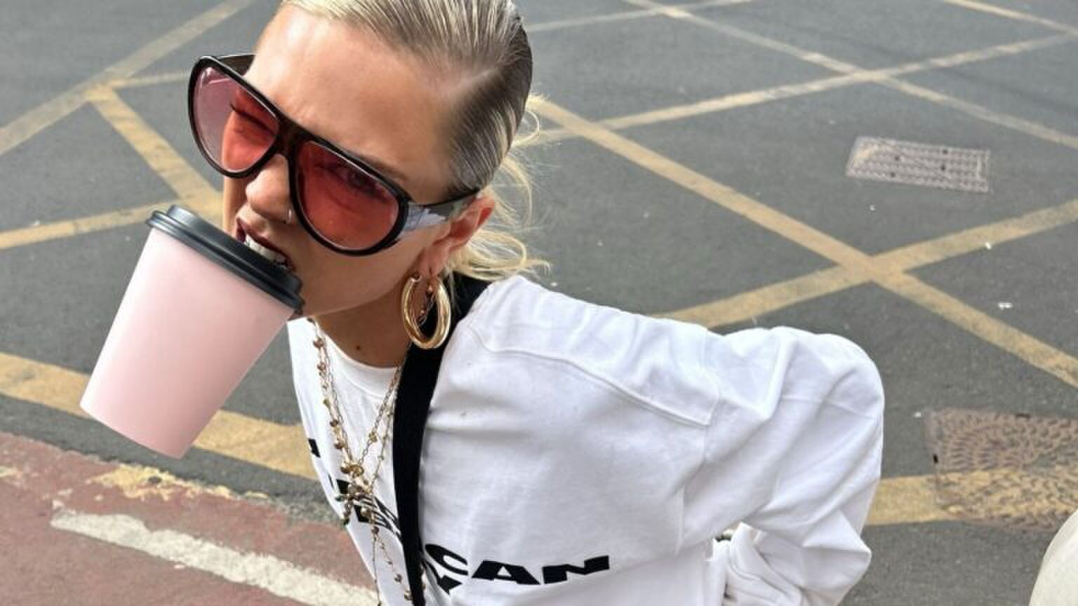 Een meisje met zelfbruiner op.