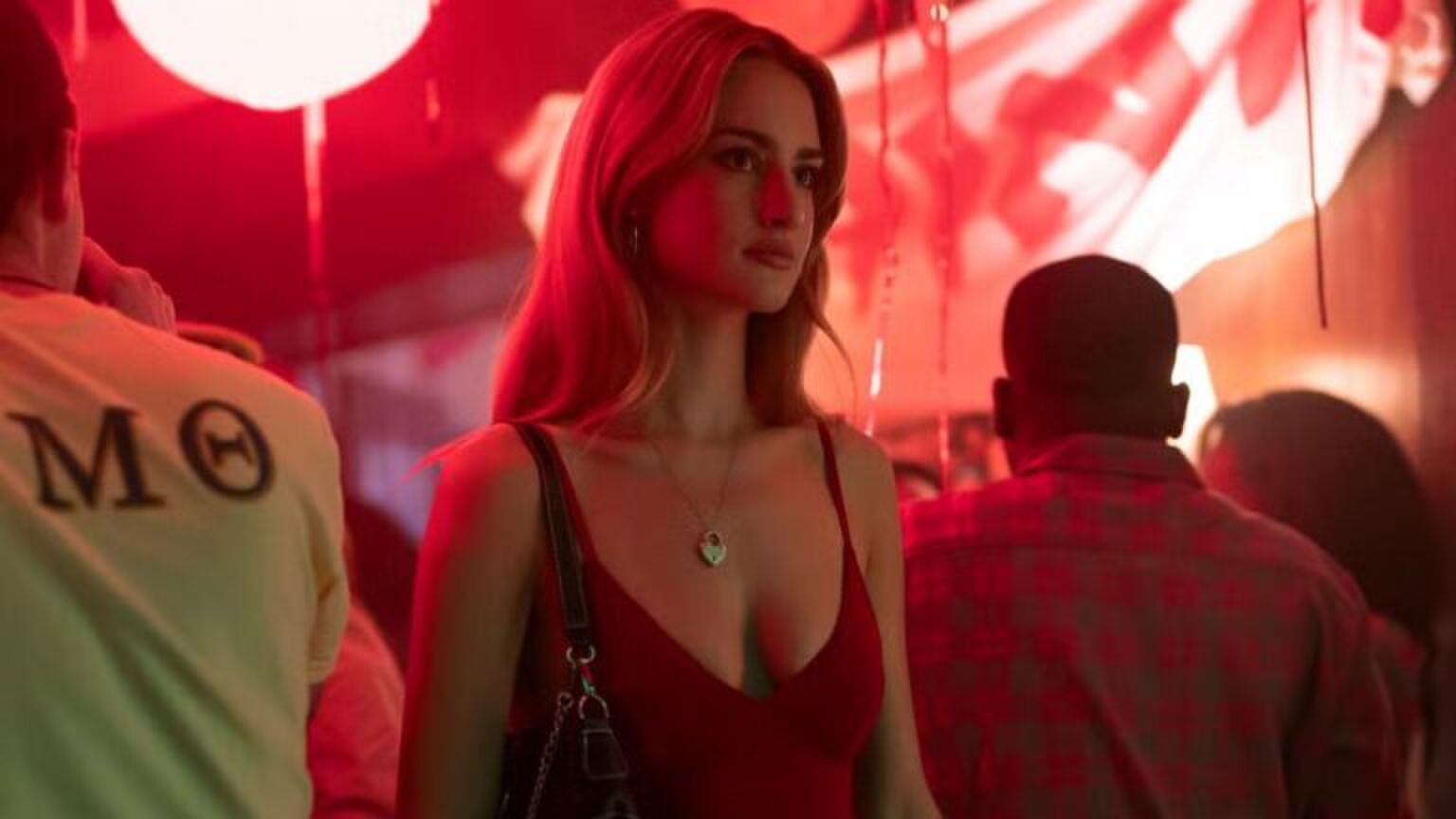 Lucy uit Tell Me Lies staat in een club.